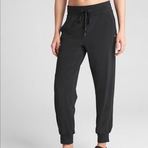 Gap fit Size M Black Joggers